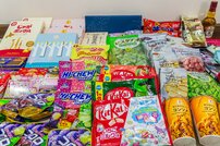 「シール帳」の次は「お菓子帳」が小学生の間で一大ブーム、親世代も巻き込む「平成文化商法」<br />