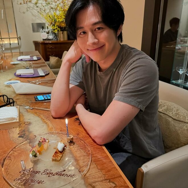 「こりゃ美人になりますねぇ」YouTuberカノックスターの妻、娘のハーフバースデーショット公開「家族全員美形」の画像