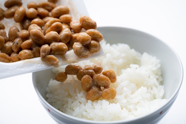 ど定番の“生卵”を破った意外すぎる調味料は？10～20代男女が選ぶ「“絶品”納豆のちょい足し」【トップ3】の画像