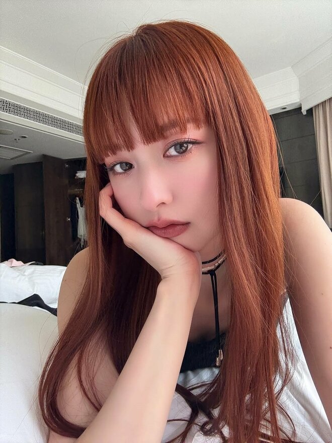鈴木えみ・40歳、大胆カットアウト×膝上ミニの“攻めコーデ”に「老いの概念はないのか」「これを着こなすのは…」驚きの声の画像