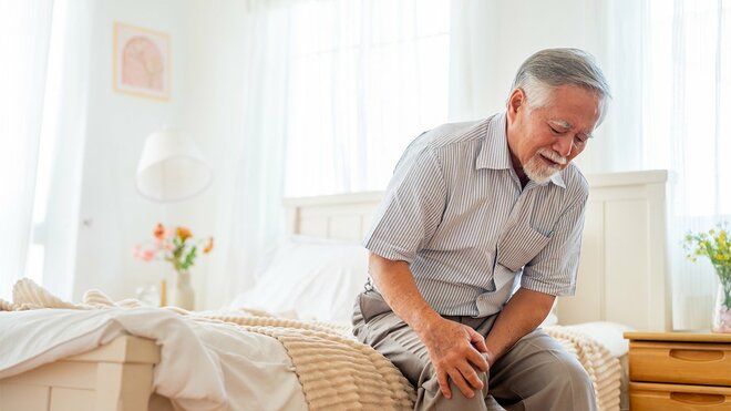 「本当に受け取りますか？」72歳男性が布団の上で後悔した年金窓口での対応。「繰下げ受給が損する理由」を【FPが解説】の画像