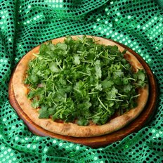 大手宅配ピザチェーンの大人気「パクチー山盛りピザ」誕生の裏側 タイ人はどう見ているのか 「太っ腹」と「タイでは売れない」評価の理由