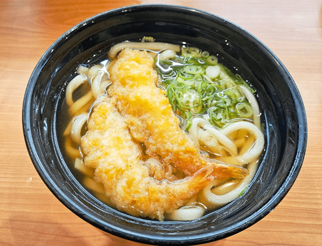 プリッとしたエビと優しい関西風のツユがうまい、くら寿司『えび天うどん』　※撮影／編集部