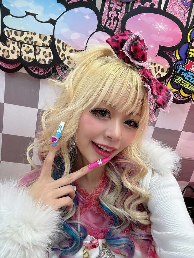 エルフ荒川、“アイシャドウを頬に塗る”「クッキーメイク」激変に大注目「こんな可愛かったん…」の画像
