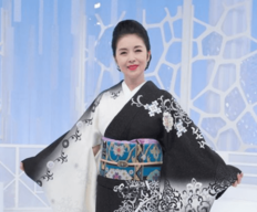 「長生きしそう」藤あや子62歳、ヨガウェア姿で逆立ちポーズ披露にファン驚き「ナイスバランス！すげぇ」