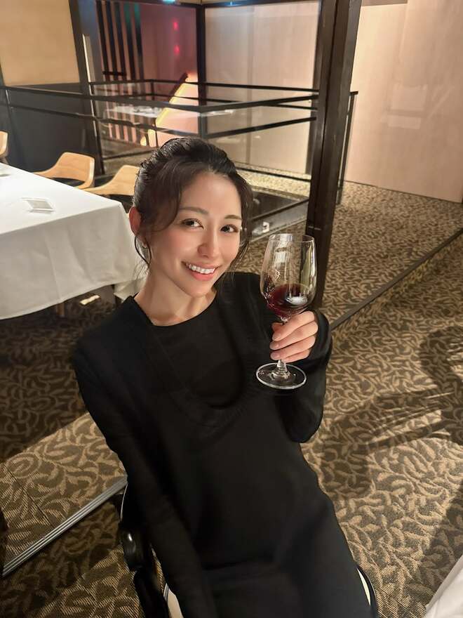 ホテルのベッドで飛び跳ね炎上の美人ママインフルエンサーが謝罪も「お子さんが気の毒」批判が止まぬ理由の画像