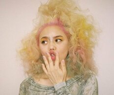 「何歳まで可愛いんだろ」Chara56歳、“背中のカラフルタトゥー”に目が行く大胆ジャンプスーツ姿に反響