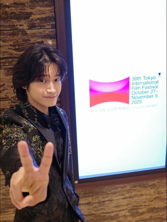 「とんでもない表紙」Aぇ! group佐野晶哉、笑顔＆素肌全開ベッドショットが沸騰  「合成かと」の声も　の画像