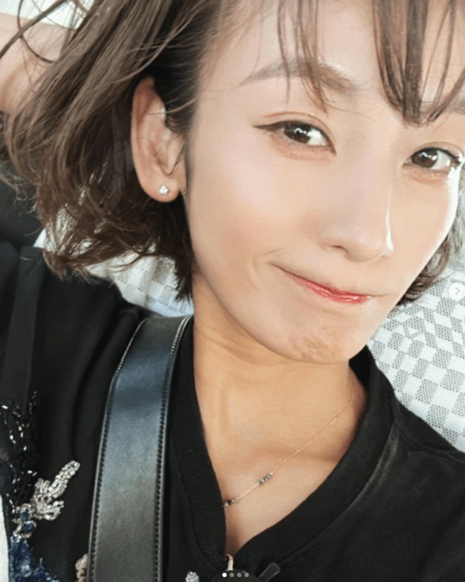 「ヤバすぎるなー」37歳・西山茉希、超ほっそり美脚のぞくミニ丈スカートの制服姿に「まだまだいけます」の声！の画像