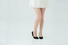 「自分の母親が着ていたらちょっと残念と感じてしまうファッション」ランキング、ミニ丈スカート超えは【トップ3】