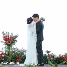 「新恋人？」バチェラー黄皓と泥沼離婚協議報道の秋倉諒子がインスタで意味深投稿！“バラの花束抱えにっこり”姿公開