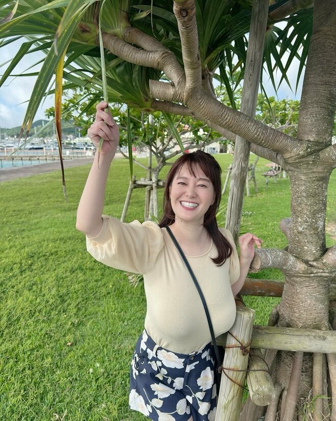 「弾けた感じが良い」“グラマラスすぎる”元NHKアナ、ハンモックでの開放的ショットが沸騰「脚綺麗」の画像