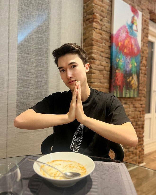 「靴下で聡マリ」“関口メンディー化”が話題の元セクゾ・マリウス葉、「イケメンすぎる」最新スーツ姿で“メンバー愛”匂わせの画像