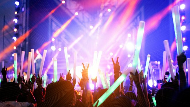 サイリウムが華やかなアイドルのライヴ会場