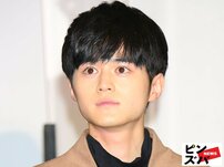 「ご本人ですか？」鈴鹿央士、“もじゃもじゃパーマと腕筋”超ギャップの80年代ふうショットに驚き「少年感すごい」