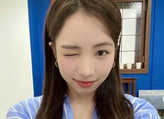 「さすがにこれはきれいすぎ」NiziU・MAYA、白T1枚のエモさたっぷりヘソ出しショットがまるでモデル！