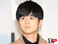 「ご本人ですか？」鈴鹿央士、“もじゃもじゃパーマと腕筋”超ギャップの80年代ふうショットに驚き「少年感すごい」