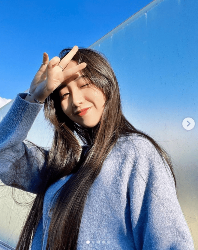 「細くないですよ」発言で賛否のCocomi、黒のミニボトム＆透けタイツ姿で異次元スタイル披露！の画像