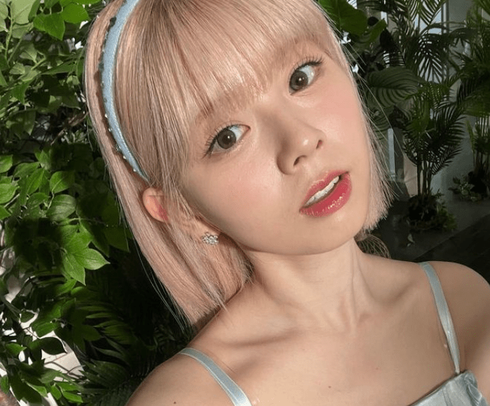 これはダメやばい」激ヤセ説のNiziUリク、メガネ姿のあざとさ全開