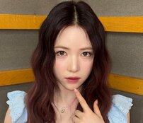 「ほっそ」NiziUマヤが黒髪イメチェン　“縦ライン腹筋”あらわな最新ヘソ出しビジュが沸騰「超絶美女」