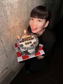 『千と千尋の神隠し』のカオナシを彷彿…松田翔太の妻・秋元梢、ホラーみ感じる“目が真っ黒”の個性派姿