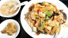 【東京・大門】広々とした中国料理店で味わう“五目うま煮かけチャーハン”　「中華 東海飯店」の爽やかで濃厚な一皿