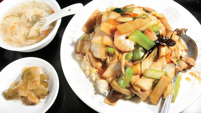 【東京・大門】広々とした中国料理店で味わう“五目うま煮かけチャーハン”　「中華 東海飯店」の爽やかで濃厚な一皿の画像