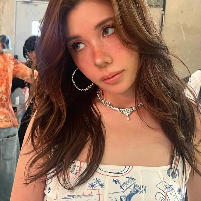 「おばあちゃんのパンツ被ってるみたい」の声も　仲里依紗、個性派ヘアバンド姿に反響「宇宙の可愛さ」の画像