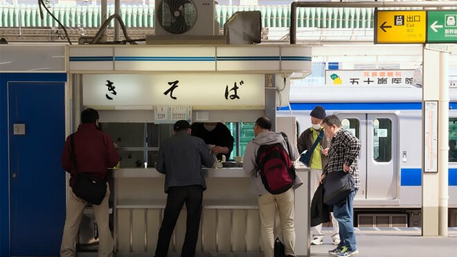 そりゃホームからなくなるわけだ…「立ち食いそば」が絶滅寸前　哀愁漂う昭和の遺産がなくなりつつある理由の画像