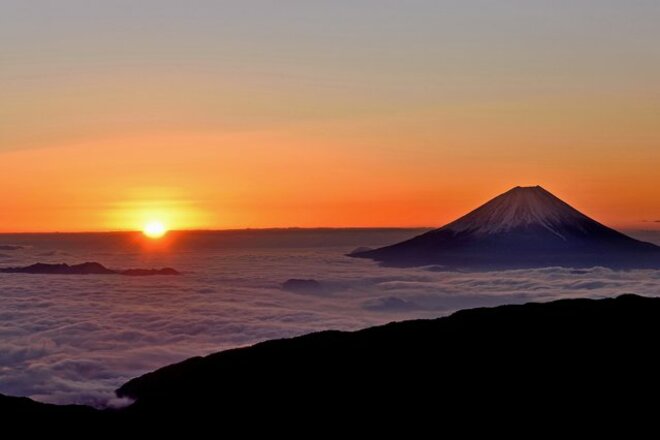 富士山「冬季閉鎖」看板をくぐり抜ける「迷惑観光客」が増加中！背景にはインバウンドも…驚きの不法投棄ペットボトルも!!の画像