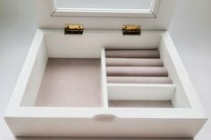 デザインが“残念”なアクセサリーも！10～30代男女が「もらって困ったプレゼント」【第5位以下】