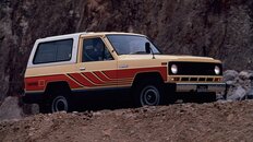 日産「初代サファリ」（1980年）業務用4WDも遊びに使える楽しいクルマに大変身《国産名車クロニクル》