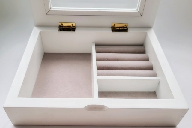 デザインが“残念”なアクセサリーも！10～30代男女が「もらって困ったプレゼント」【第5位以下】の画像