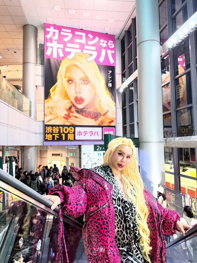 「危ない」‟整形総額1億円超”アレン様、渋谷・エスカレーターでの“おふざけ転倒動画”に心配の声もの画像