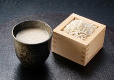 甘酒が『お～いお茶』販売戦法で米国でもヒットの予感　同じ腸活ドリンクの売上は1年間で200億増、コーラ超え視野の沸騰ぶり<br />