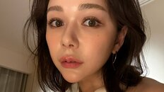 村重杏奈、“きらめくボディコン姿”でベッドでゴロゴロ　「マシュマロbody」際立つ無防備ショットに反響