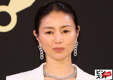 「ほうれい線が綺麗」井川遥、アラレちゃんふうシャネルメガネ姿にファン釘付け「スッピンですか？」