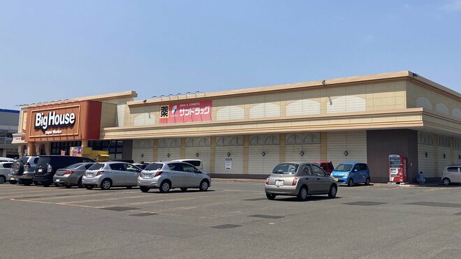 スーパーに車突っ込み→落下の大惨事…高齢ドライバーの運転ミスで衝撃画像が拡散、店が明かす当日の様子と“今後の対応”の画像