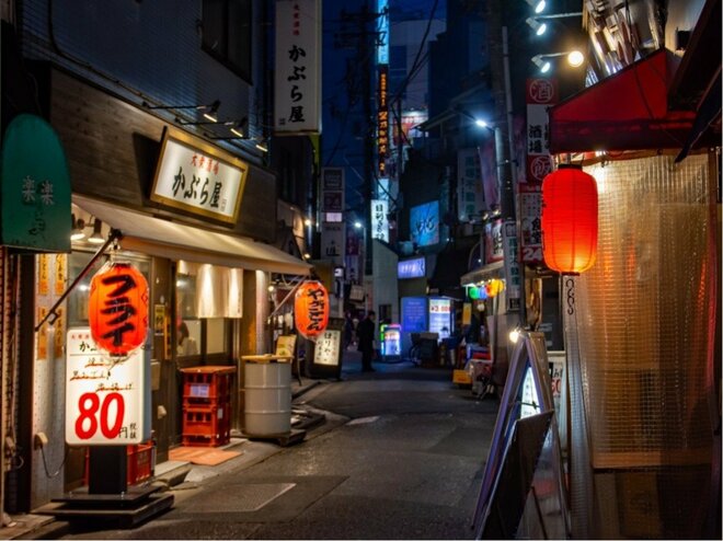 赤ちょうちんがぶら下がる飲み屋街