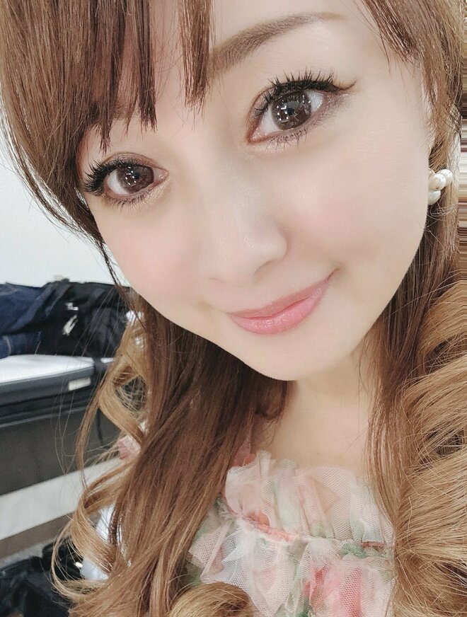 「20代にしか見えない」渡辺美奈代、進化する“美貌”に驚きの声…陰にあった“最愛の夫”の存在の画像