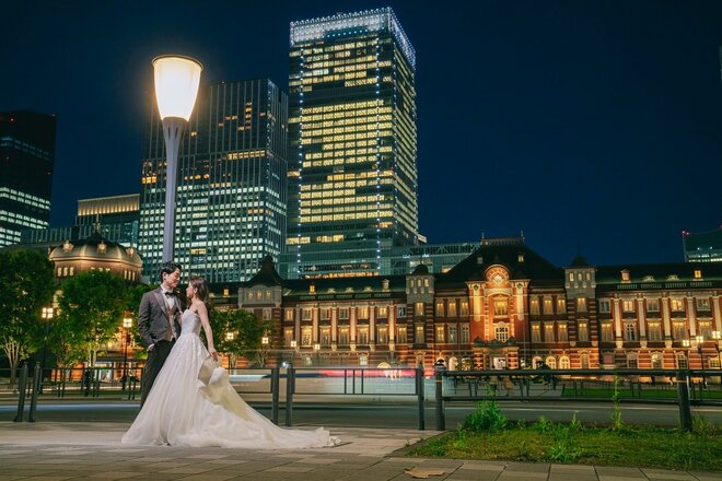東京駅に新郎新婦大集結画像がXで沸騰 「東京駅フォトウェディング」が大人気の理由は“季節を問わない鉄板力”の画像