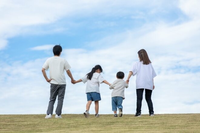 家庭第一という評価の一方「頼りない」という声も、10～30代男女が選ぶ「現代のお父さんあるある」【第4位以下】の画像