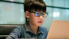 近視矯正から「近視抑制」へ…スマホのせいだけではなかった「子どものメガネ増」の秘密