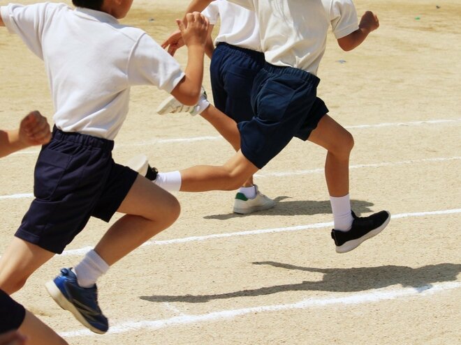 運動場を走る子供たち