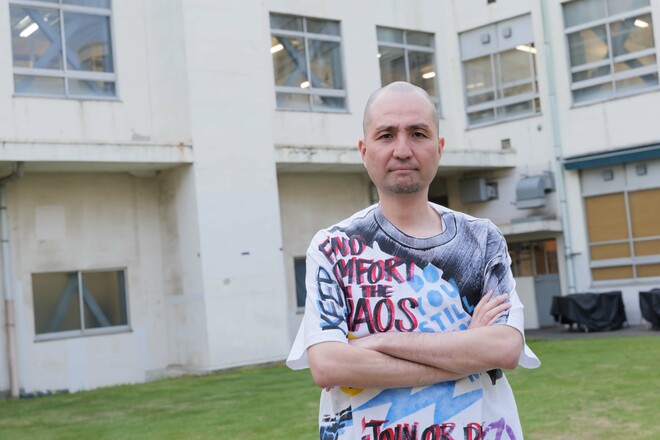 スリムクラブ内間政成　撮影：白木淳也（3/5）