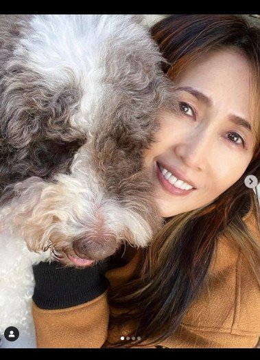 「しーちゃん顔ちっちゃ」工藤静香“小顔っぷり”がスゴイ！春めくヒラヒラドレス姿に「さすが静香ファッション！」「今日もキマッてます」の画像