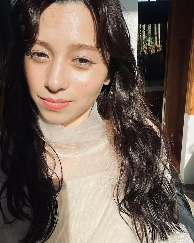 「スタイルよすぎ」中条あやみ、ミニ丈スカートのセットアップ姿で美脚＆ヘソだしの圧巻ボディ披露の画像