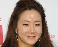 「冬ソナから時が止まってる」チェ・ジウ48歳、最新の美脚スラリ“JK制服姿”に驚きの声「本当にお母さん!?」