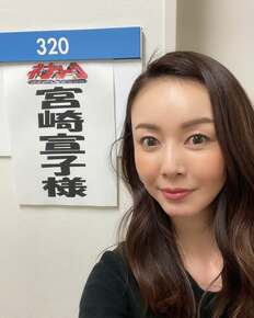 「サービスショット」元日テレ・宮崎宣子の水着姿には喝采も…「仕事ない」フリーアナのプラべ切り売りタレント化のリアル