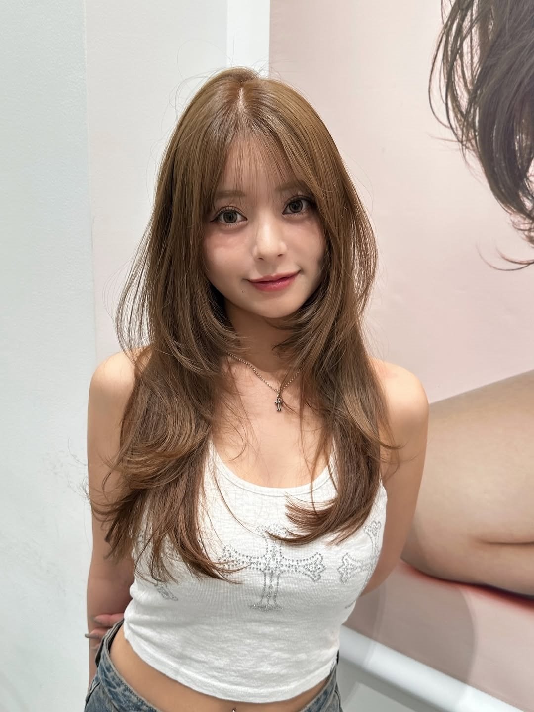 超絶可愛い」バレー高橋藍と真剣交際報道のuka.、椅子の上で体育座り